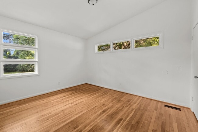 Building Photo - Charming 4 Bedroom, 2 Bathroom house