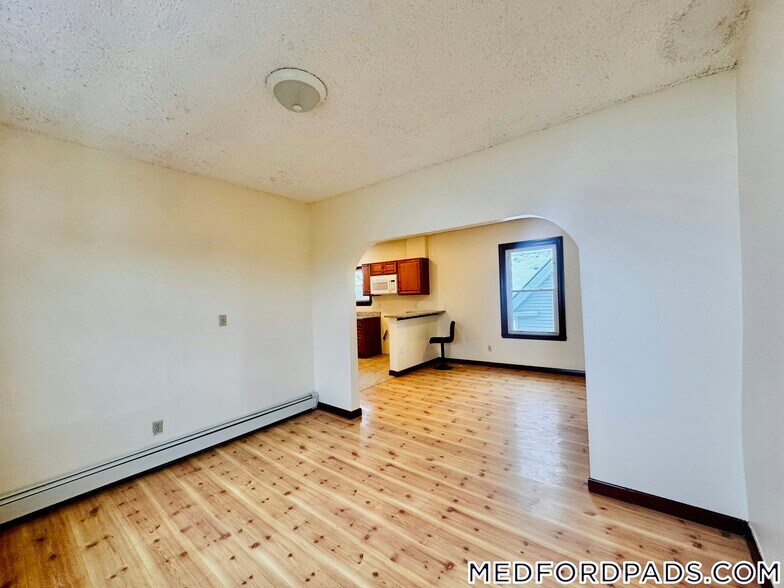 Building Photo - 569 Main St