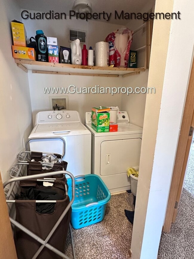 Building Photo - Apple Valley Town Home, 1 Car Garage, Laundry in Unit, Storage