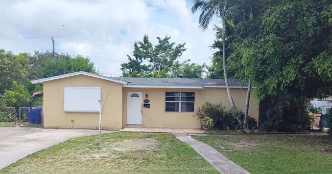 Building Photo - Nice 3-1 house in Hollywood