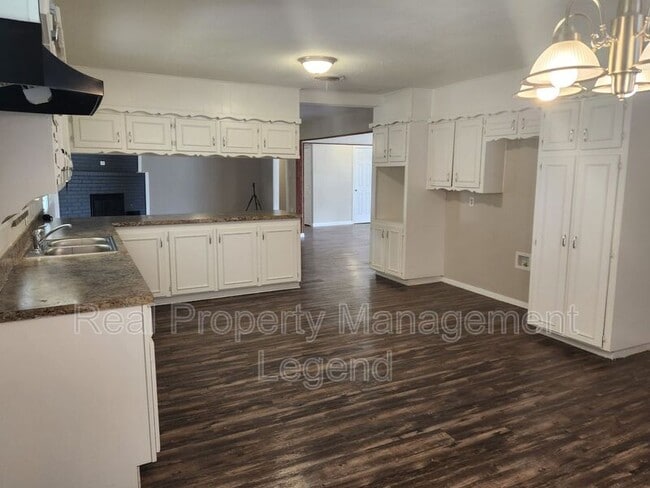 Building Photo - 7009 Corona Dr