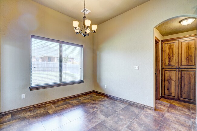 Building Photo - 1713 Pinewood Dr