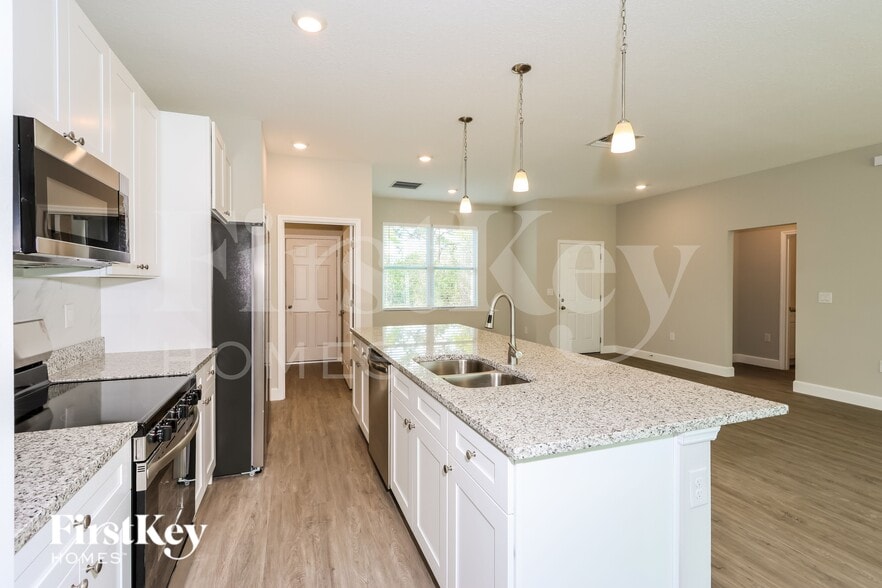 Building Photo - 216 Titan Rd SE