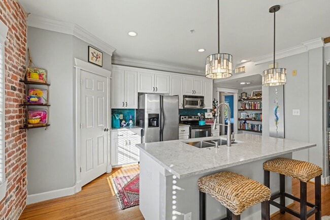 Building Photo - 215 W Norma St