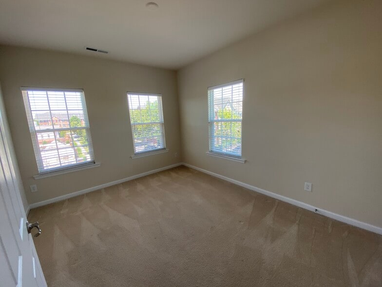 Bedroom 3 with Clubhouse/Pool and Lake view - 501 Geese Lndg