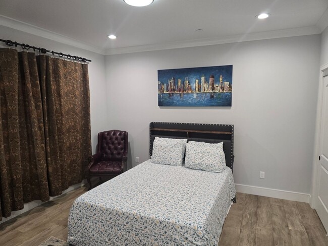 Building Photo - Fully Furnished 2 Bed, 2 Bath Townhome – 5...