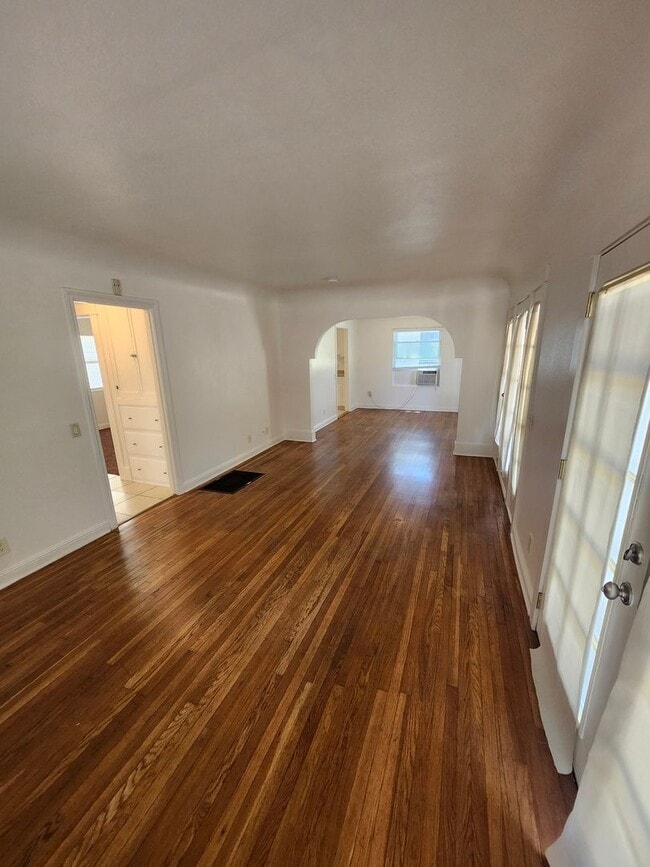 Building Photo - Charming Colonial-Style 2-Bedroom Home in ...