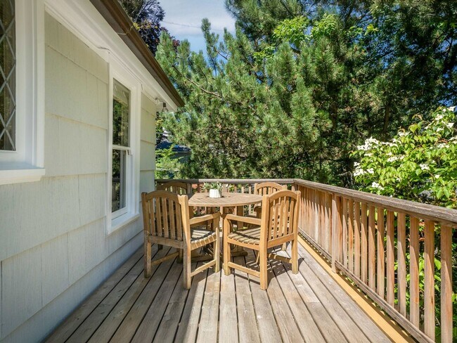Building Photo - Gorgeous Victorian Home Ready to Rent! Hug...