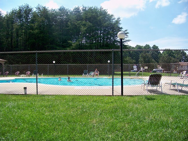 Building Photo - 1402 Forest Knolls Cir SE
