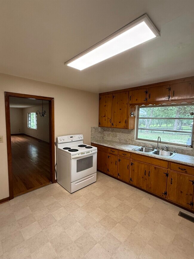 Building Photo - 5525 Springhill Rd