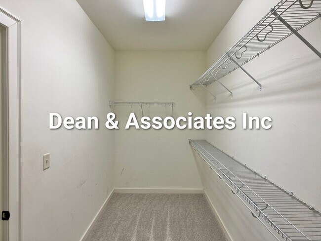 Building Photo - 472 Lake Chelsea Way