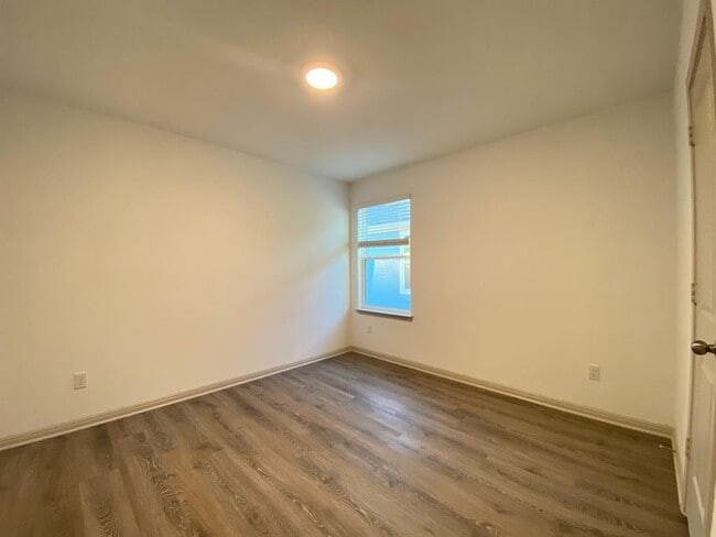 Building Photo - 202 Sweetwater Crk Ln