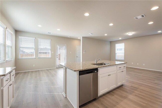 Building Photo - 220 Trailside Ln