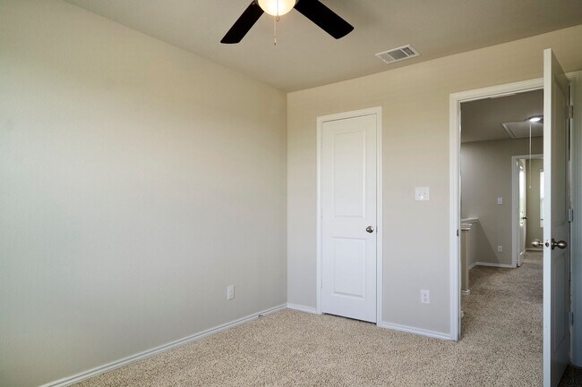 Building Photo - Hunters Ranch Beauty! 3 Bedroom 2 1/2 Bath Townhome