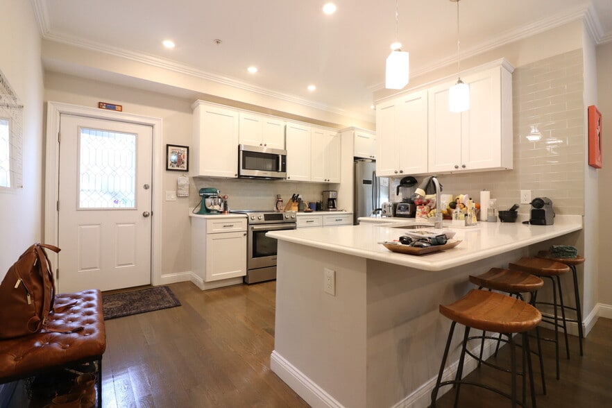 Building Photo - 17 Walk Hill St