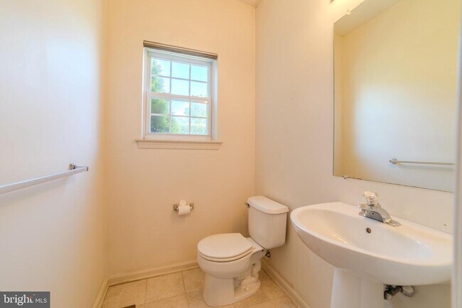 Building Photo - 651 Fawn Cir