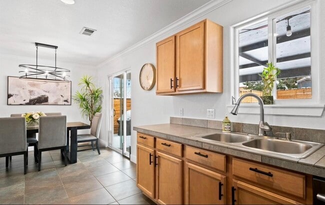 Building Photo - 2182 W Warren Ave