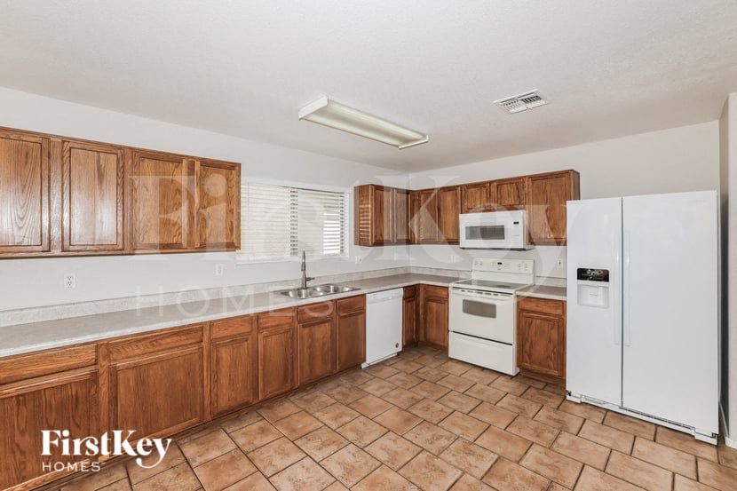 Building Photo - 11513 W Flores Dr