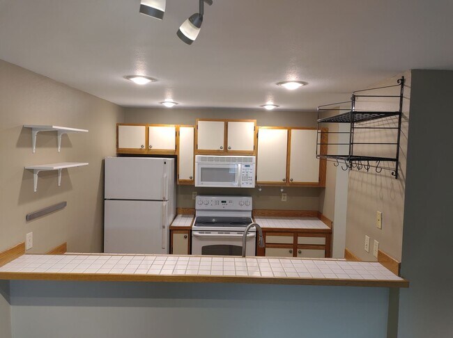 Building Photo - Well-Maintained 1BR Condo Near North Seattle College with Parking & Storage