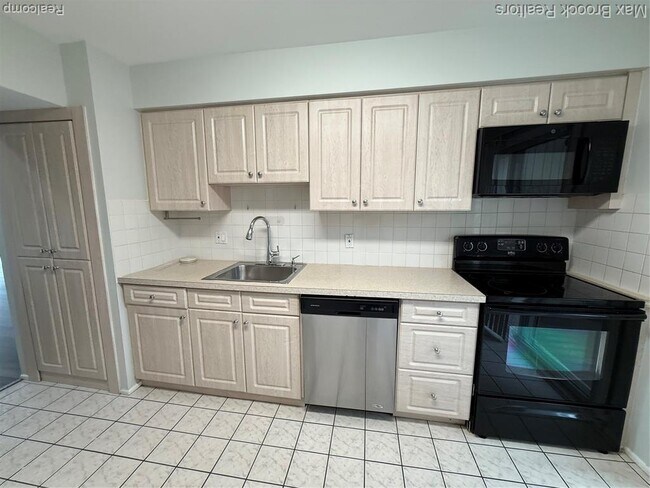 Building Photo - 7422 Azalea Ct