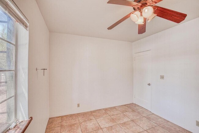 Building Photo - 1304 E Linden St