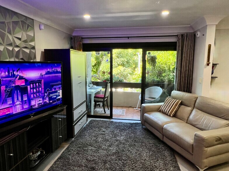 Building Photo - 950 N Kings Rd