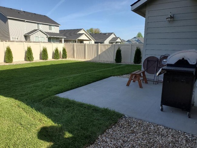 Building Photo - 2121 N Warwick Ave