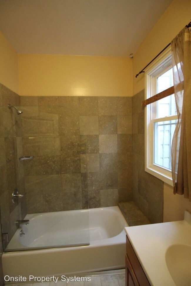 Building Photo - 3 br, 1.5 bath Apartment - 166 Carl Street