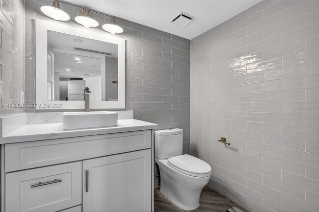 Building Photo - 16711 Collins Ave