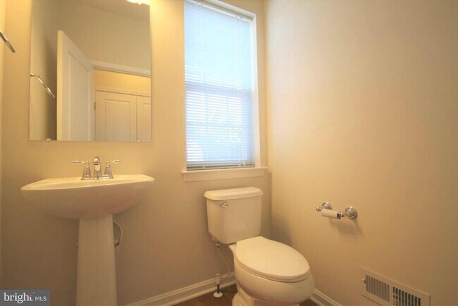 Building Photo - 515 Ellison Dr