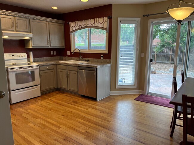 Building Photo - 1014 E 132nd Way