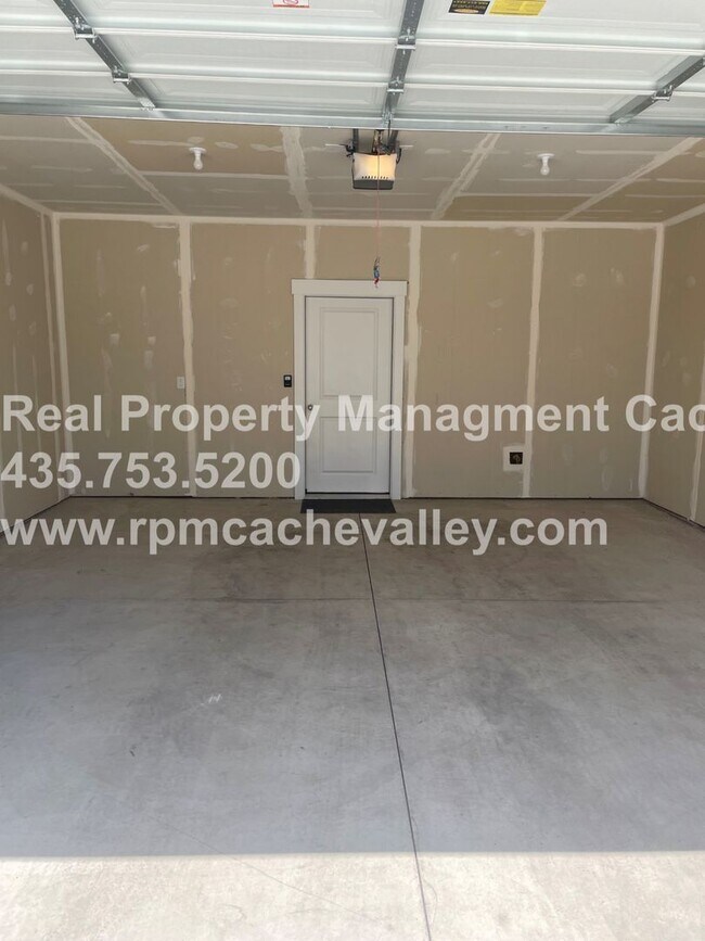 Building Photo - 566 N 245 E