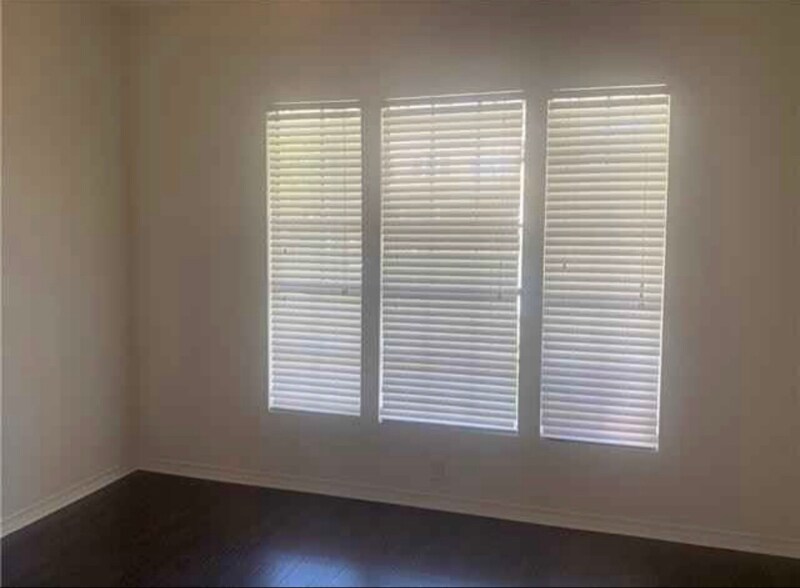 Building Photo - 402 S Cherry St