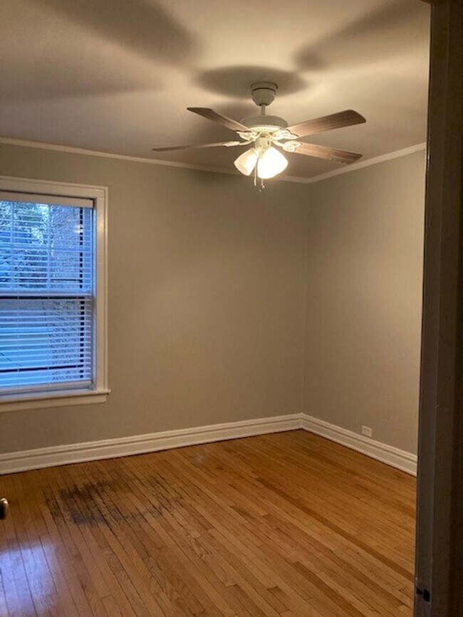 Building Photo - Historic Edgewater Deluxe One Bedroom