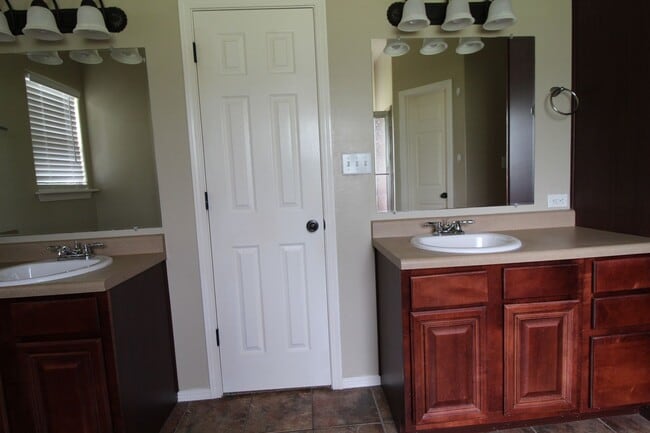 Building Photo - designed for comfort : 3 Bedroom 2 Bath