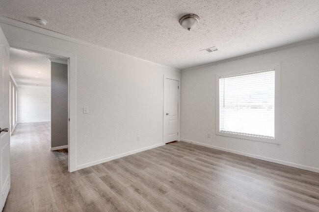 Building Photo - 672 Ridge Rd