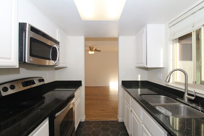 Building Photo - 5176 Makati Cir