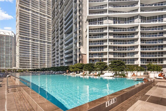 Building Photo - 495 Brickell Ave