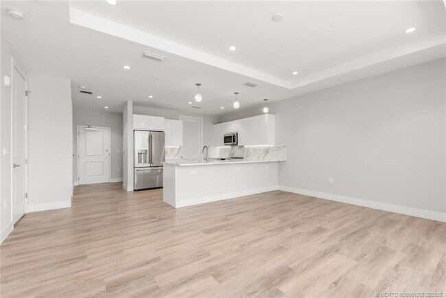 Building Photo - 41 SW Seminole St