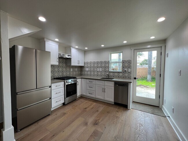 Building Photo - Midtown Ventura Charmer!