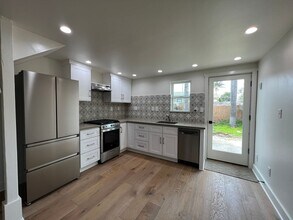 Building Photo - Midtown Ventura Charmer!