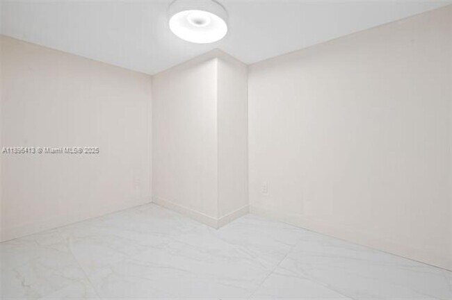 Building Photo - 700 NE 24th St