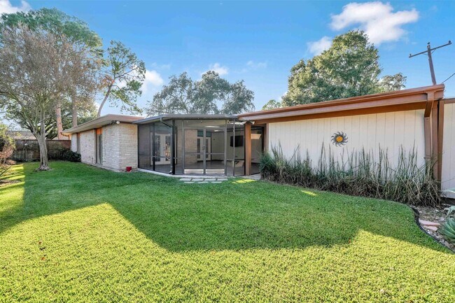 Building Photo - 10630 Olympia Dr