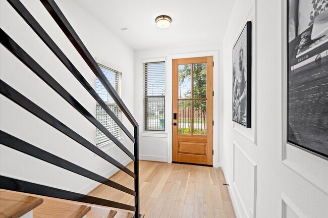 Building Photo - 2717 Drew St