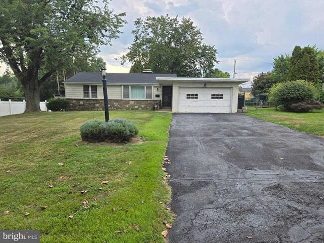 Building Photo - 16 Brook Ln