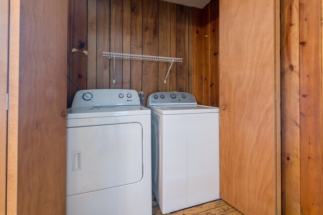 Building Photo - UT PRE-LEASE: 4 bed / 2 bath North Campus ...
