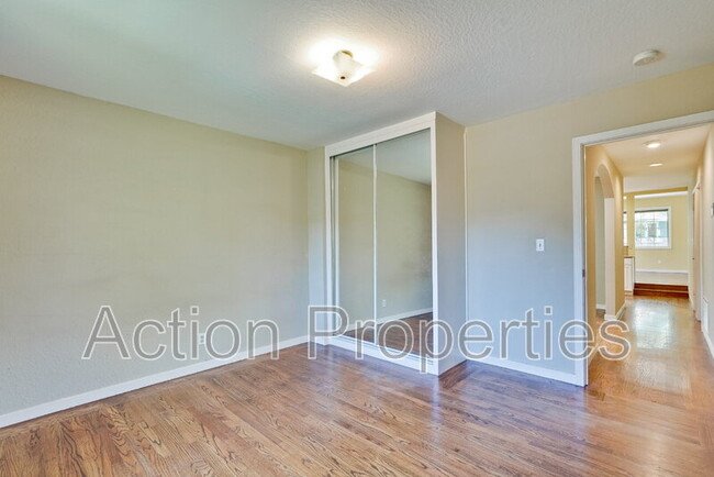 Building Photo - 290 Iris Way