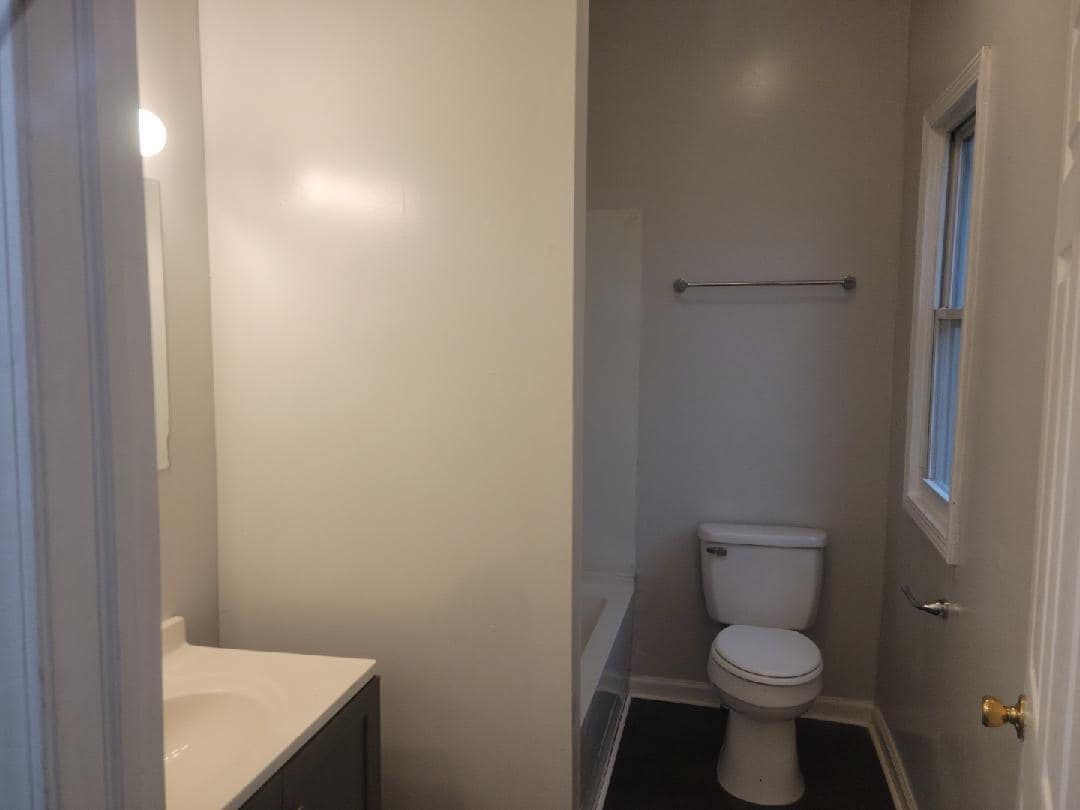 Building Photo - 129 Manhattan St