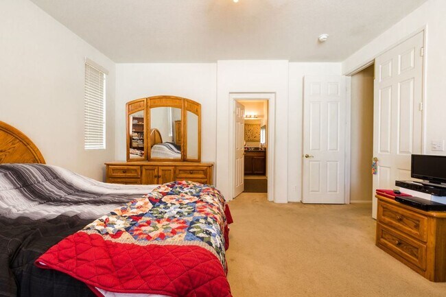 Building Photo - 4 Bed Home for Rent Palmdale CA 93551