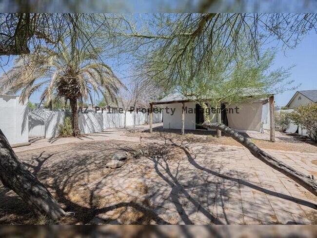 Building Photo - 1429 E Palm Ln